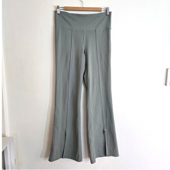 Gap Sage Green Studio Sky High Flare Leggings Pants Size M - Picture 2 of 11